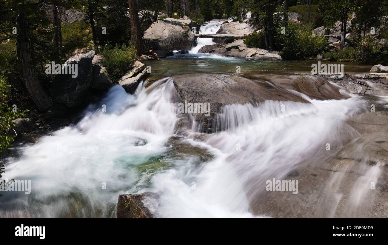 Foto aerea a lunga esposizione di rapide a Tahoe, California. Foto Stock