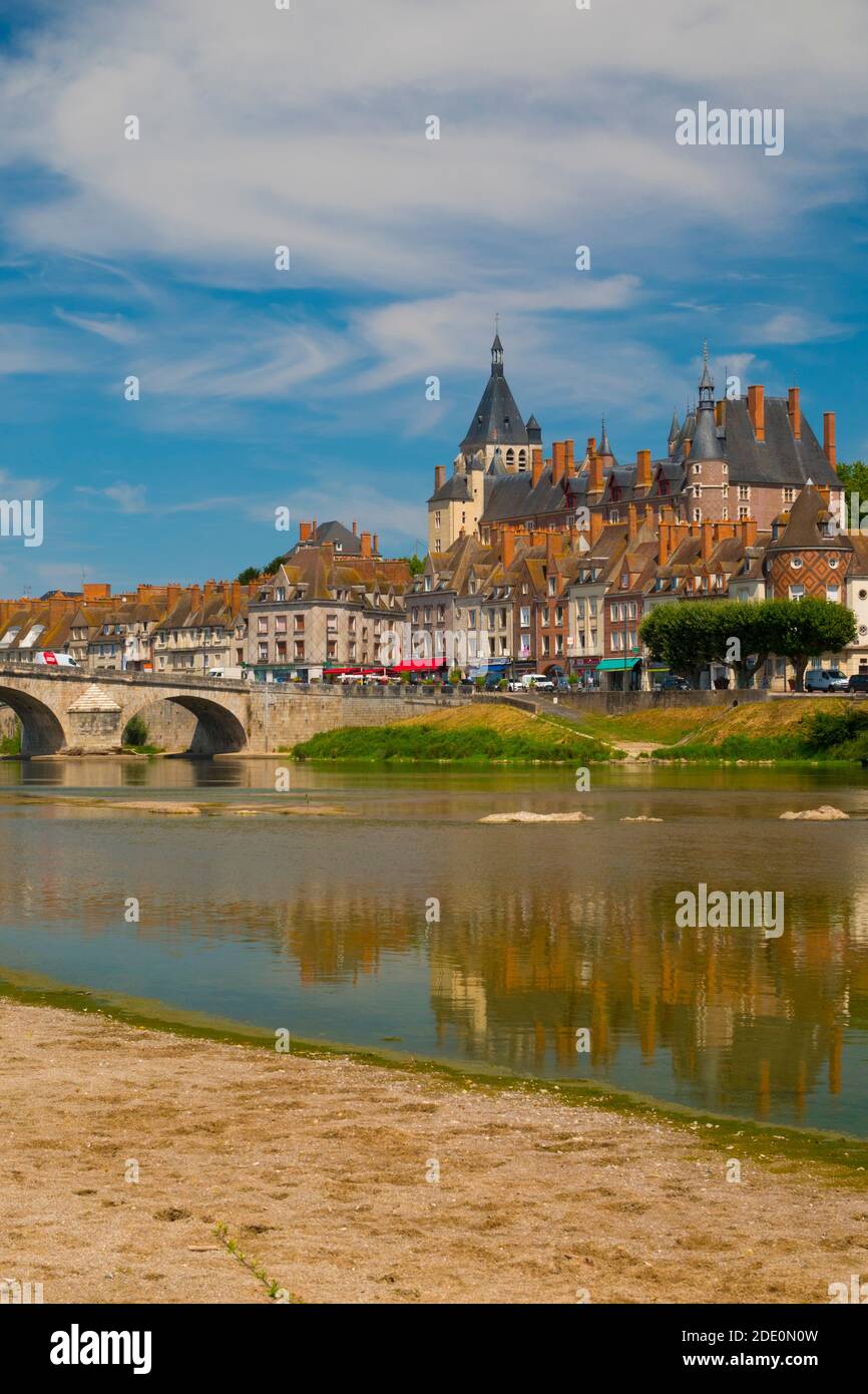 Francia, Loiret (45), Gien, vecchio ponte chiamato anche Anne-de-Beaujeu ponte, la città vecchia e il castello di Gien sulle rive del fiume Loira Foto Stock