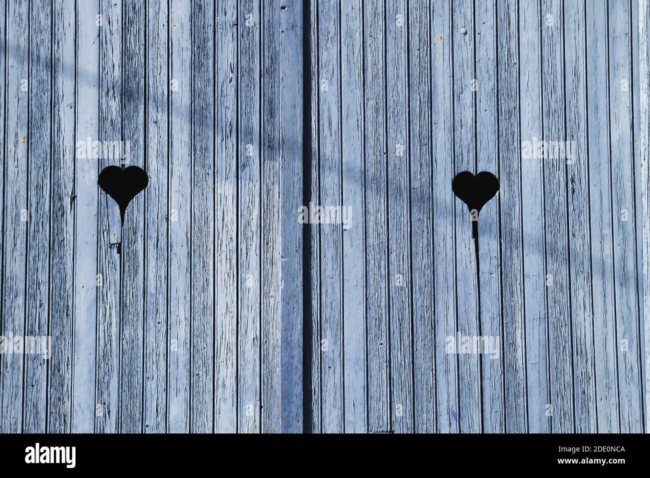 Cuori in porta di legno blu Foto Stock