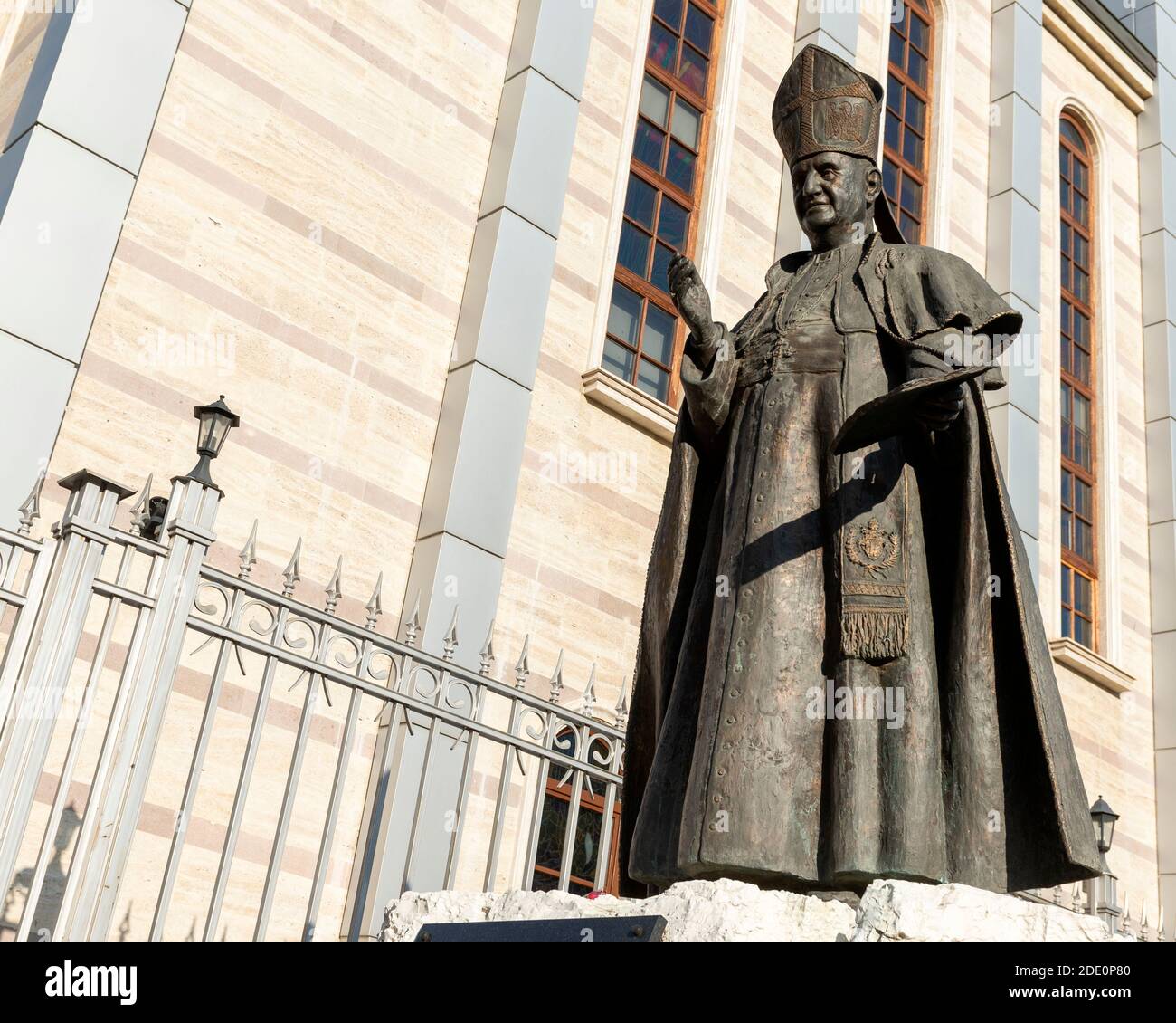 Statua di Papa Giovanni XXIII di Carlo Balljana presso la chiesa cattolica di San Giuseppe a Sofia, Bulgaria, Europa orientale, Balcani, UE Foto Stock