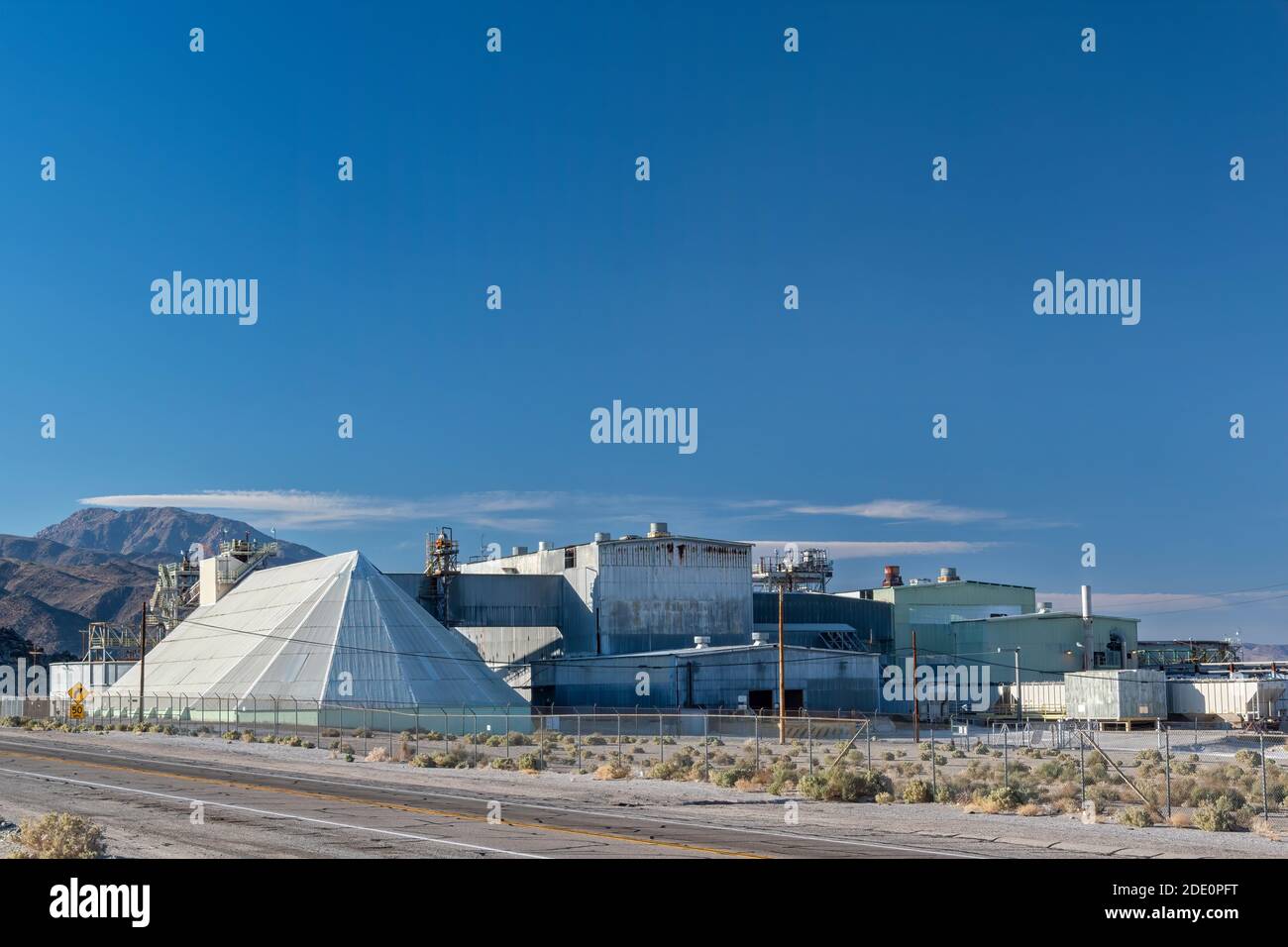 TRONA, California - 23 aprile 2018: Searles Valley Minerals Processing Plant, il più grande datore di lavoro a Trona, California. Minerali locali, carbonato di sodio e bora Foto Stock