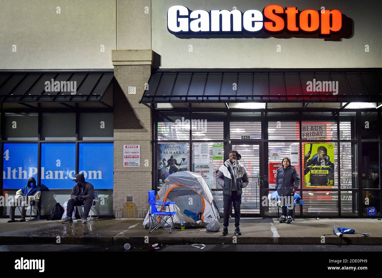 Wilkes barre, Stati Uniti. 27 Nov 2020. Gli acquirenti si sono accampati al di fuori del Game Stop per avere la possibilità di acquistare una delle quattro console di gioco più diffuse del negozio per il Black Friday. Credit: SOPA Images Limited/Alamy Live News Foto Stock