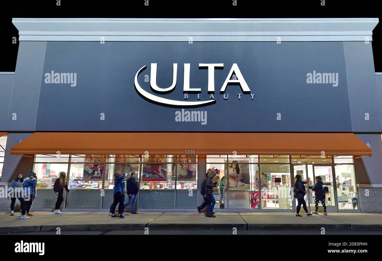 Wilkes barre, Stati Uniti. 27 Nov 2020. Gli acquirenti si allineano fuori da Ulta Beauty prima dell'apertura delle 6:00 del Black Friday. Credit: SOPA Images Limited/Alamy Live News Foto Stock