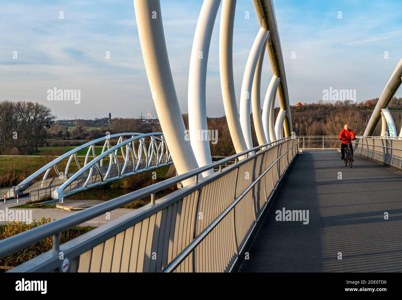 Ponte sul canale Datteln-Hamm, per pedoni e ciclisti, Radbod SLAG heap, Haldenzeichen, Hamm, NRW, Germania Foto Stock