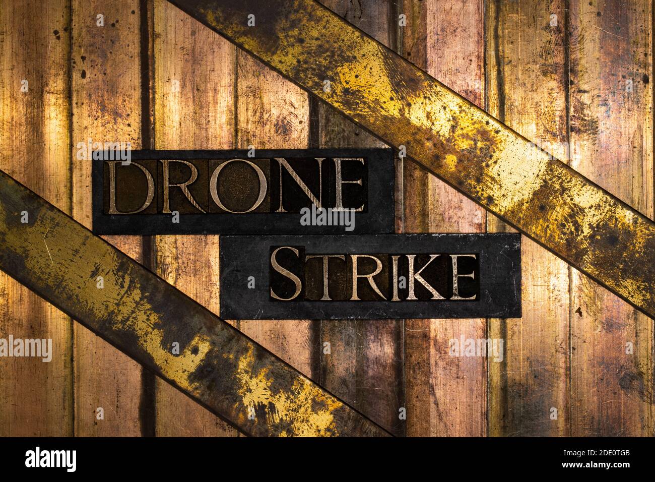 Testo Drone Strike su bronzo testurizzato con grunge rame e. sfondo oro vintage Foto Stock