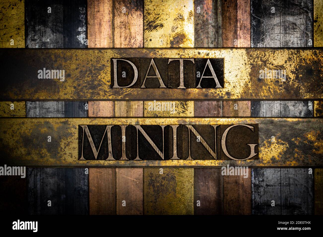 Messaggio di testo Data Mining su rame grunge testurizzato e vintage sfondo oro Foto Stock