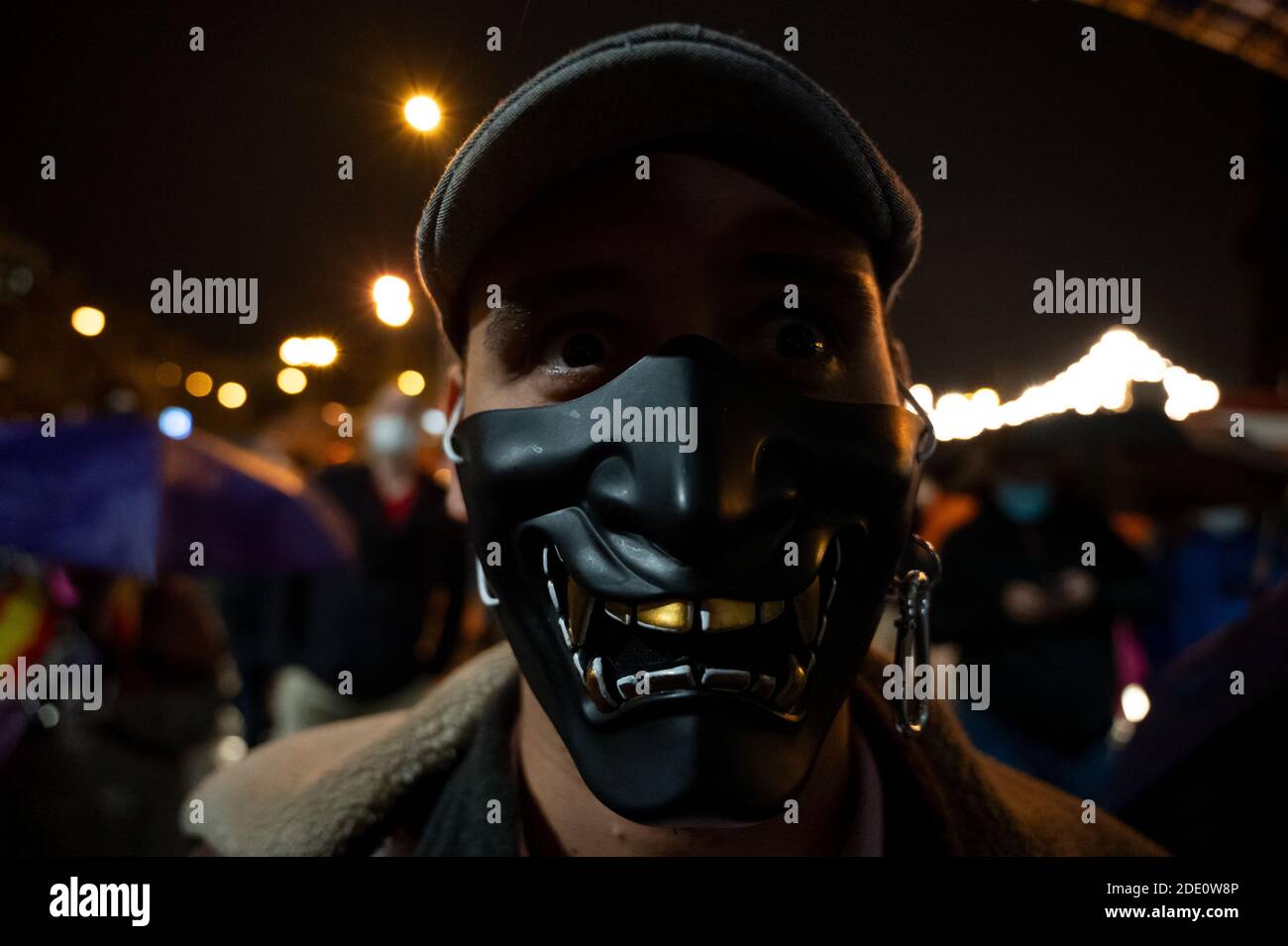 Madrid, Spagna. 27 Nov 2020. Un uomo che indossa una maschera facciale fantasia per proteggere contro la diffusione del coronavirus protestando contro la censura in Social Networks di fronte al quartier generale di Twitter. Credit: Marcos del Mazo/Alamy Live News Foto Stock