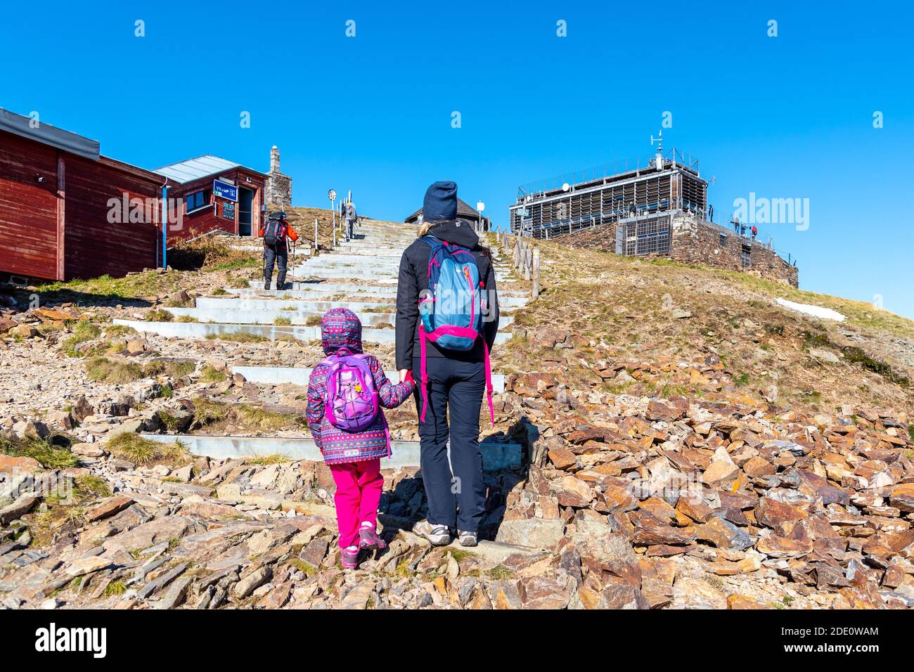 SNEZKA, MONTAGNE GIGANTI - 12 OTTOBRE 2019: Escursioni turistiche in montagna Gigante, ceco: Krkonose. Vista da Snezka - la montagna più alta. Repubblica Ceca e Polonia. Foto Stock