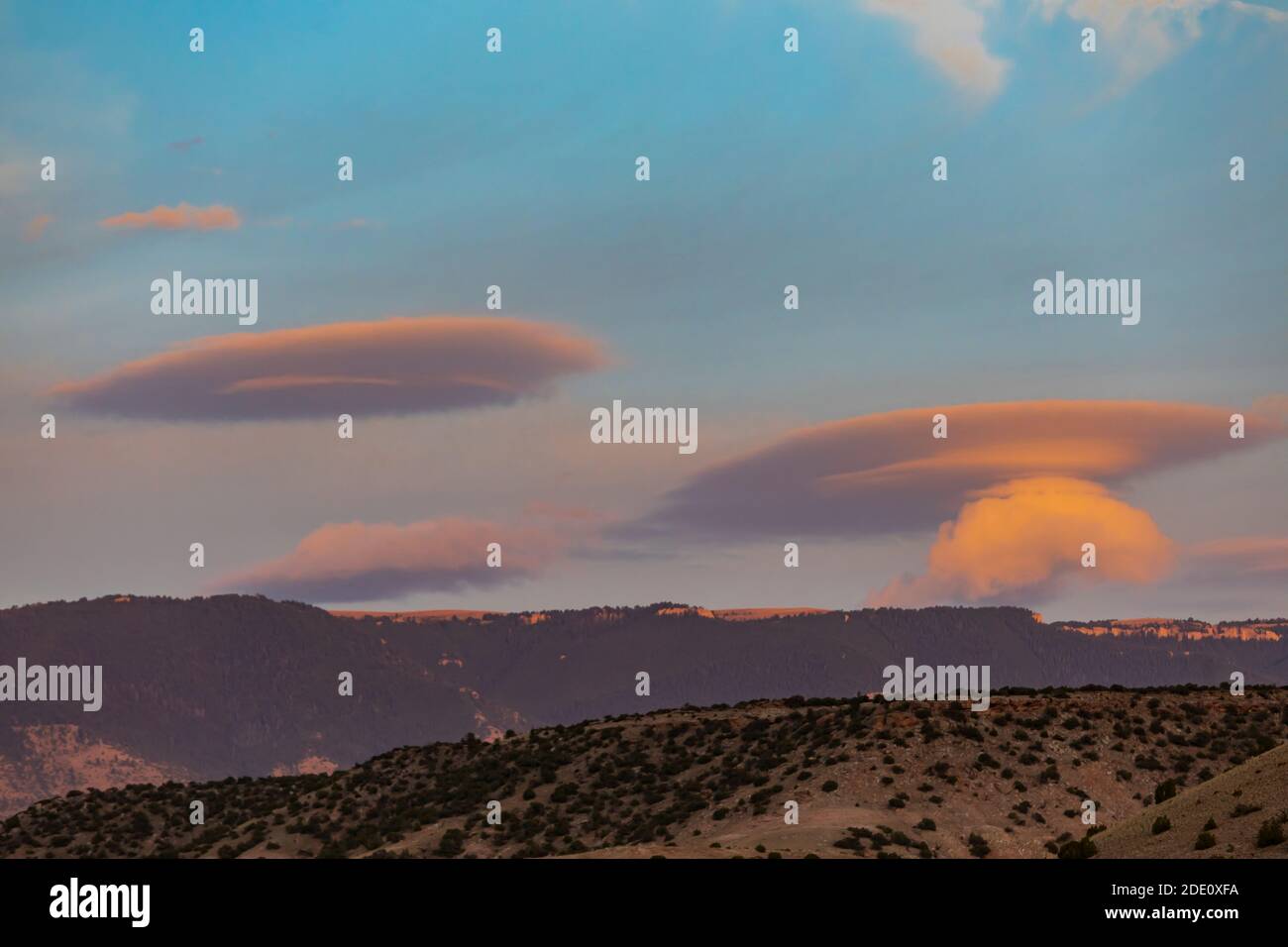 Nuvole al tramonto sulla Bighorn Canyon National Recreation Area, vicino Lovell, Wyoming, USA Foto Stock