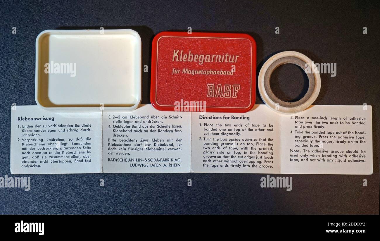 BASF Box con nastro da 5.8 mm per incollare insieme pezzi di nastri magnetici per registratori a nastro. In passato questo era usato dagli hobbisti Foto Stock