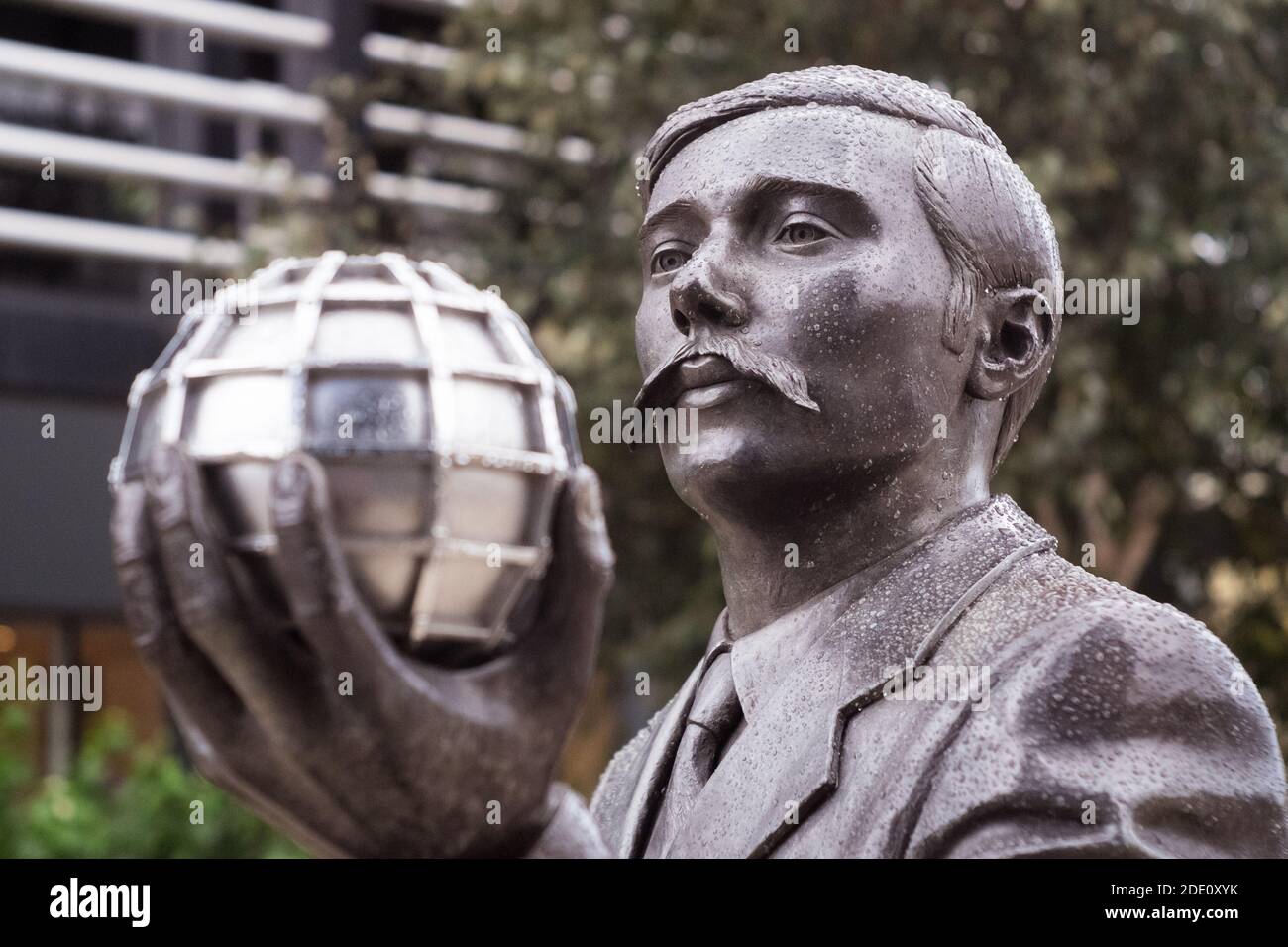Statua di H G Wells, Woking Foto Stock
