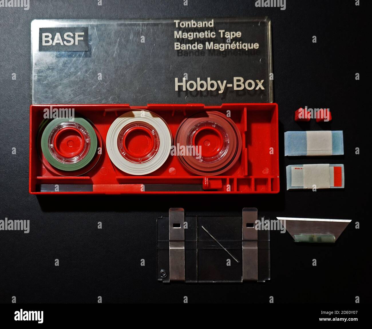 BASF Hobby Box con un coltello e una piastra di taglio per tagliare i nastri magnetici in questa scatola sono tre ruoli di leader nastro (colori verde, bianco, rosso) Foto Stock