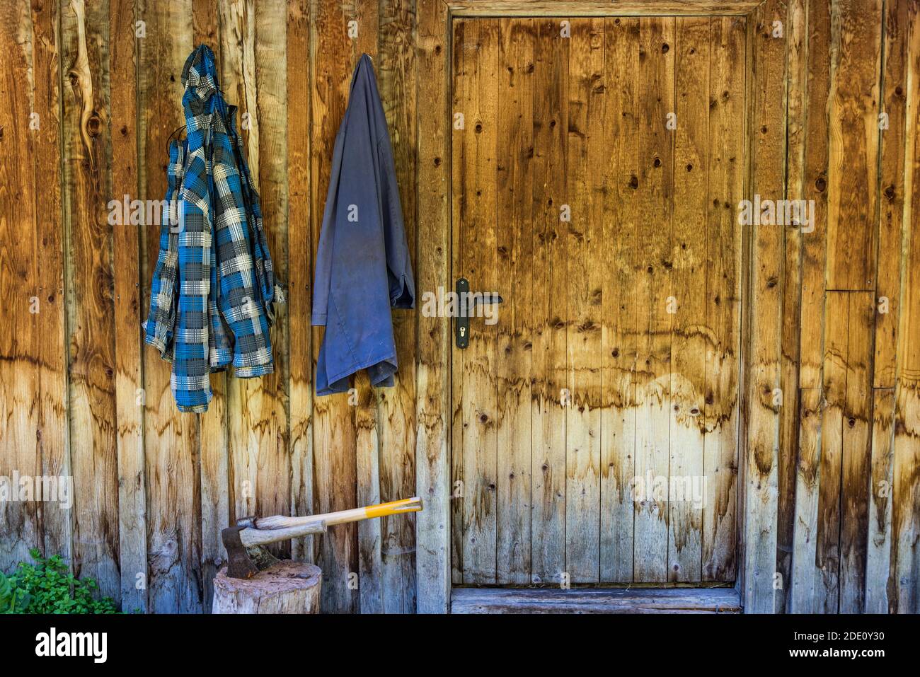 Appendiabiti vintage e in stile retrò o gancio appeso su muro di legno in  antica casa di villaggio in bursa dipinta come legno di colore turchese e  blu Foto stock - Alamy