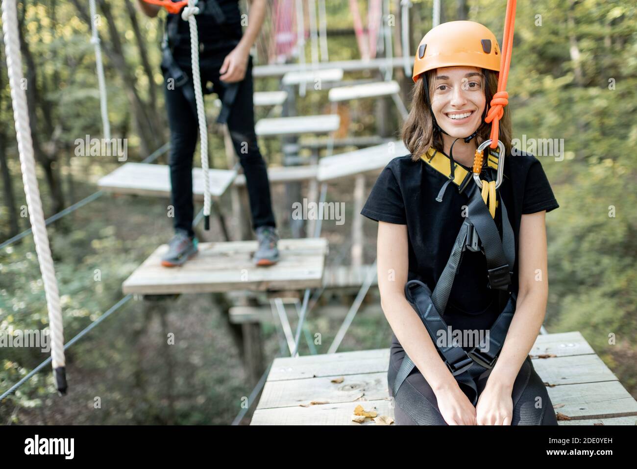 Ritratto di una giovane donna ben attrezzata che ha una ricreazione attiva in un parco di corda Foto Stock