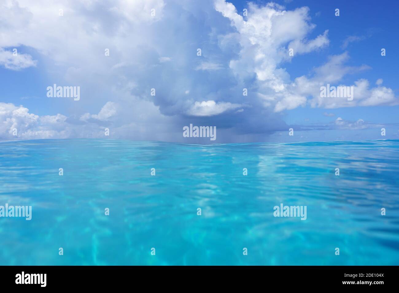 Sfondo marino, cielo blu con nuvole sull'oceano, vista dalla superficie dell'acqua, scena naturale, oceano Pacifico meridionale Foto Stock