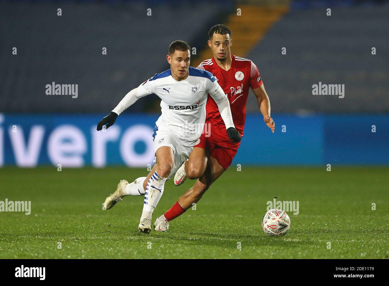 Birkenhead, Regno Unito. 27 Nov 2020. Kieron Morris di Tranmere Rovers(l) si allontana da tre Mitford di Brackley Town. Emirates fa Cup, 2° round match, Tranmere Rovers contro Brackley Town a Prenton Park, Birkenhead, Wirral venerdì 27 novembre 2020. Questa immagine può essere utilizzata solo per scopi editoriali. Solo per uso editoriale, è richiesta una licenza per uso commerciale. Nessun uso in scommesse, giochi o un singolo club/campionato/giocatore publications.pic di Chris Stading/Andrew Orchard sports photography/Alamy Live News Credit: Andrew Orchard sports photography/Alamy Live News Foto Stock