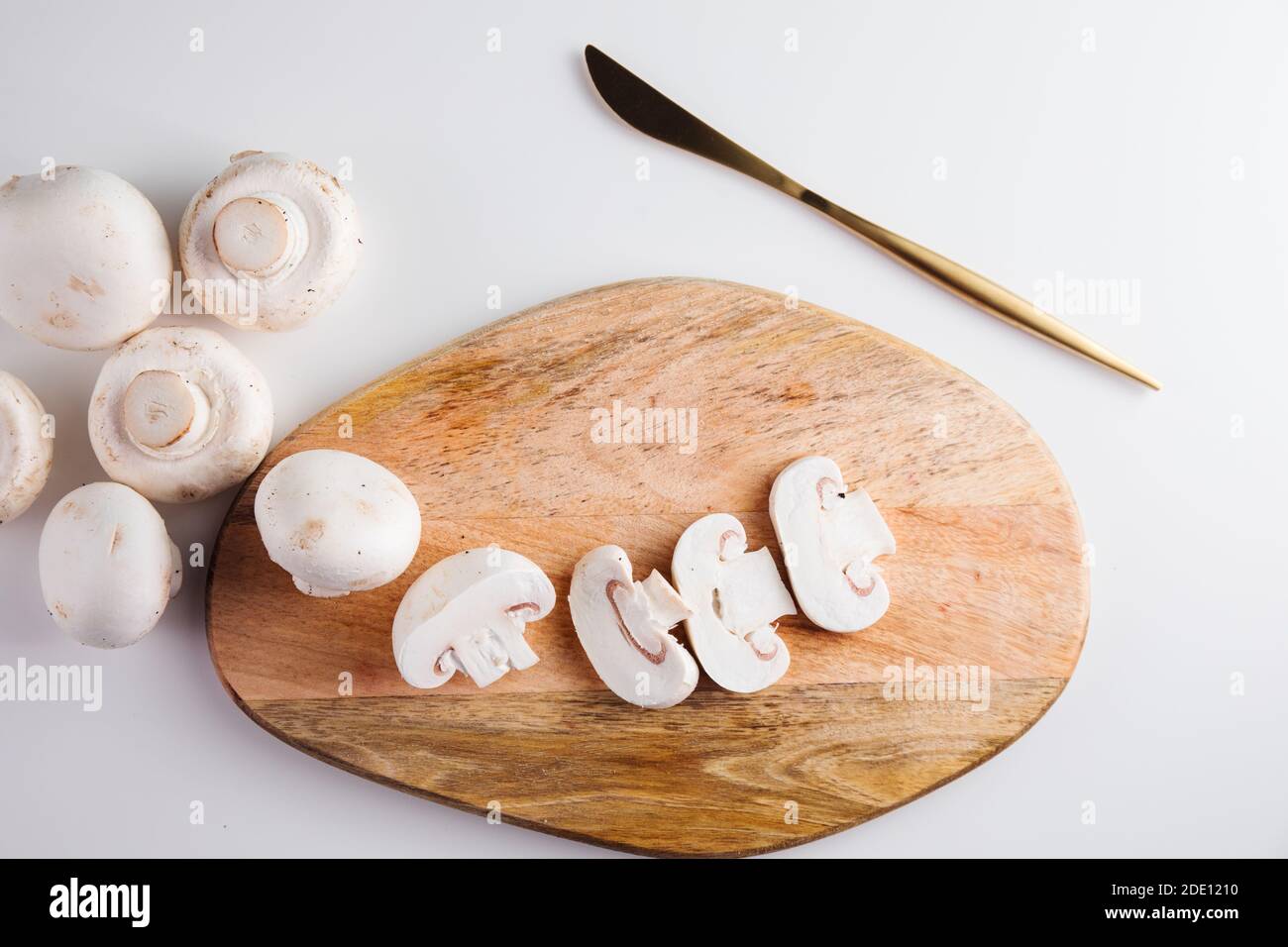 Vista dall'alto dei funghi su una tavola di legno. Foto Stock
