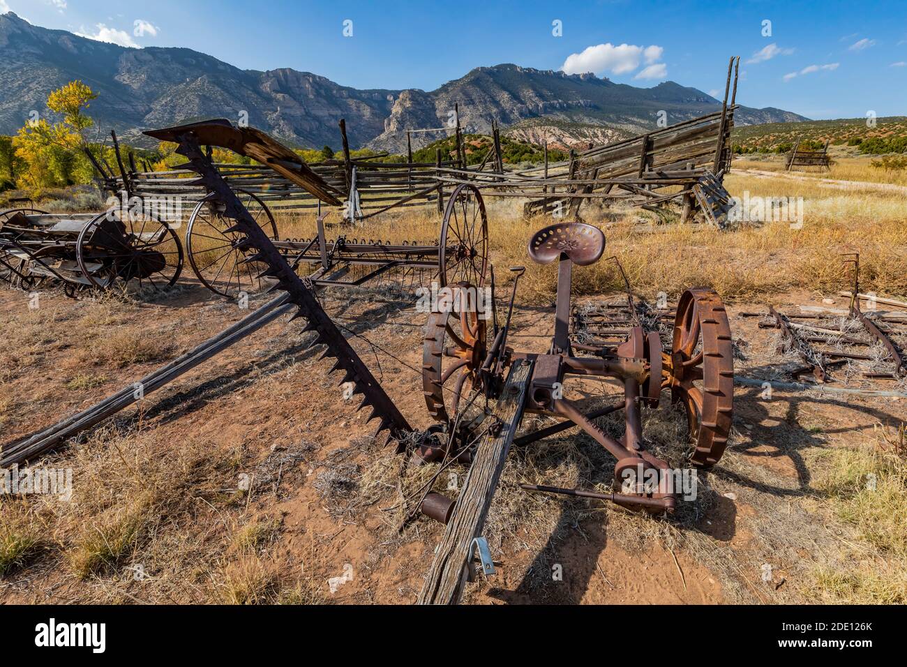 Old Hay cutter presso lo storico Ewing-Snell Ranch presso la Bighorn Canyon National Recreation Area, vicino Lovell, Wyoming, USA Foto Stock
