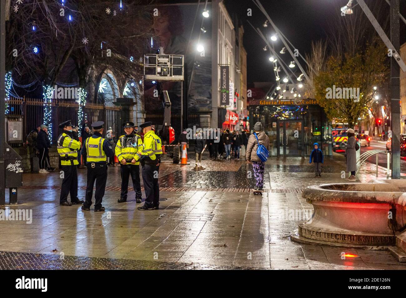 Cork, Irlanda. 27 Nov 2020. Il centro di Cork era tranquillo questa sera a causa di una grande presenza sul Garda dopo i problemi dello scorso fine settimana. Credit: AG News/Alamy Live News Foto Stock