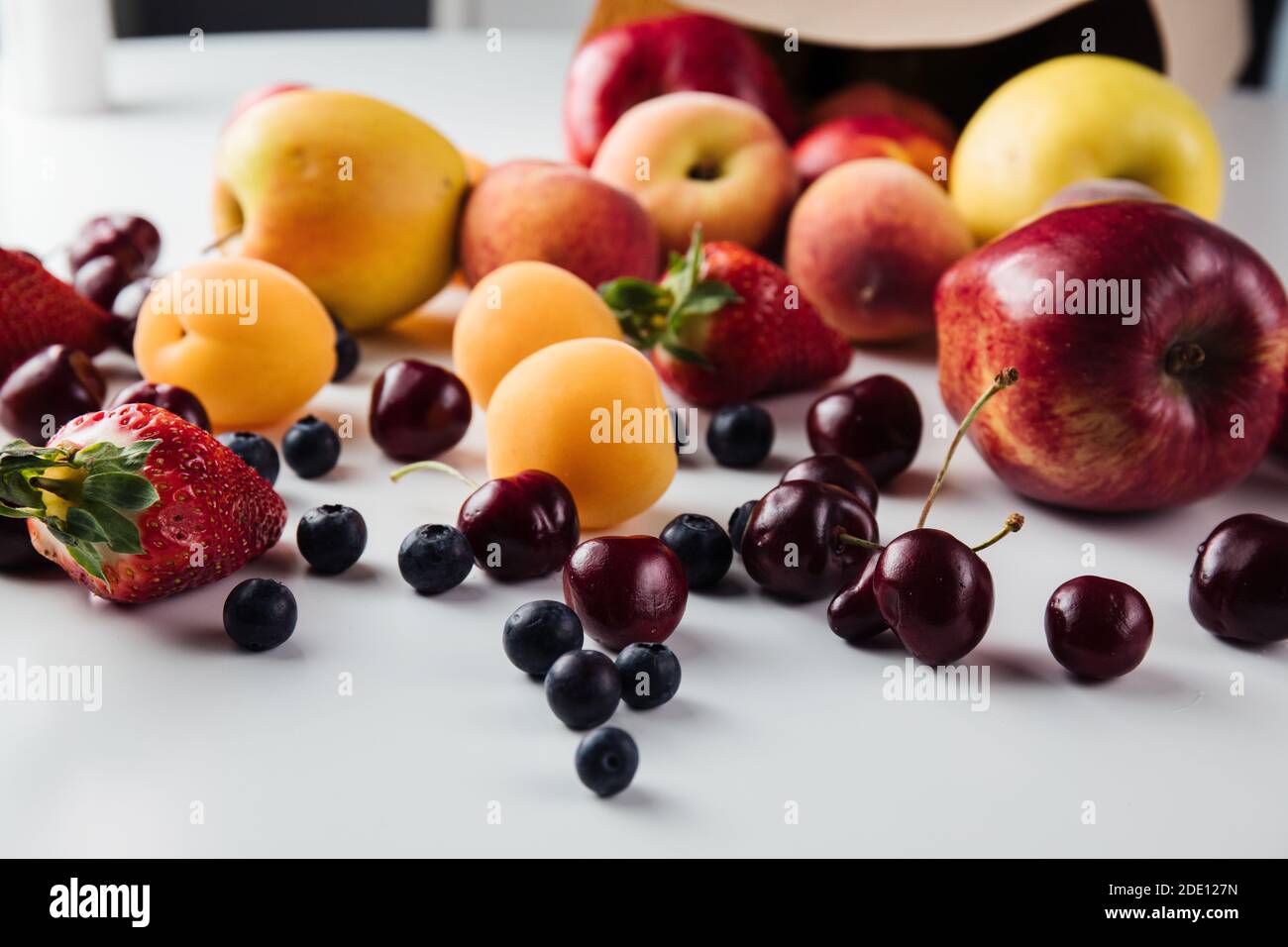 Sano vegetariano vegano frutta pulita cibo su sfondo bianco Foto Stock