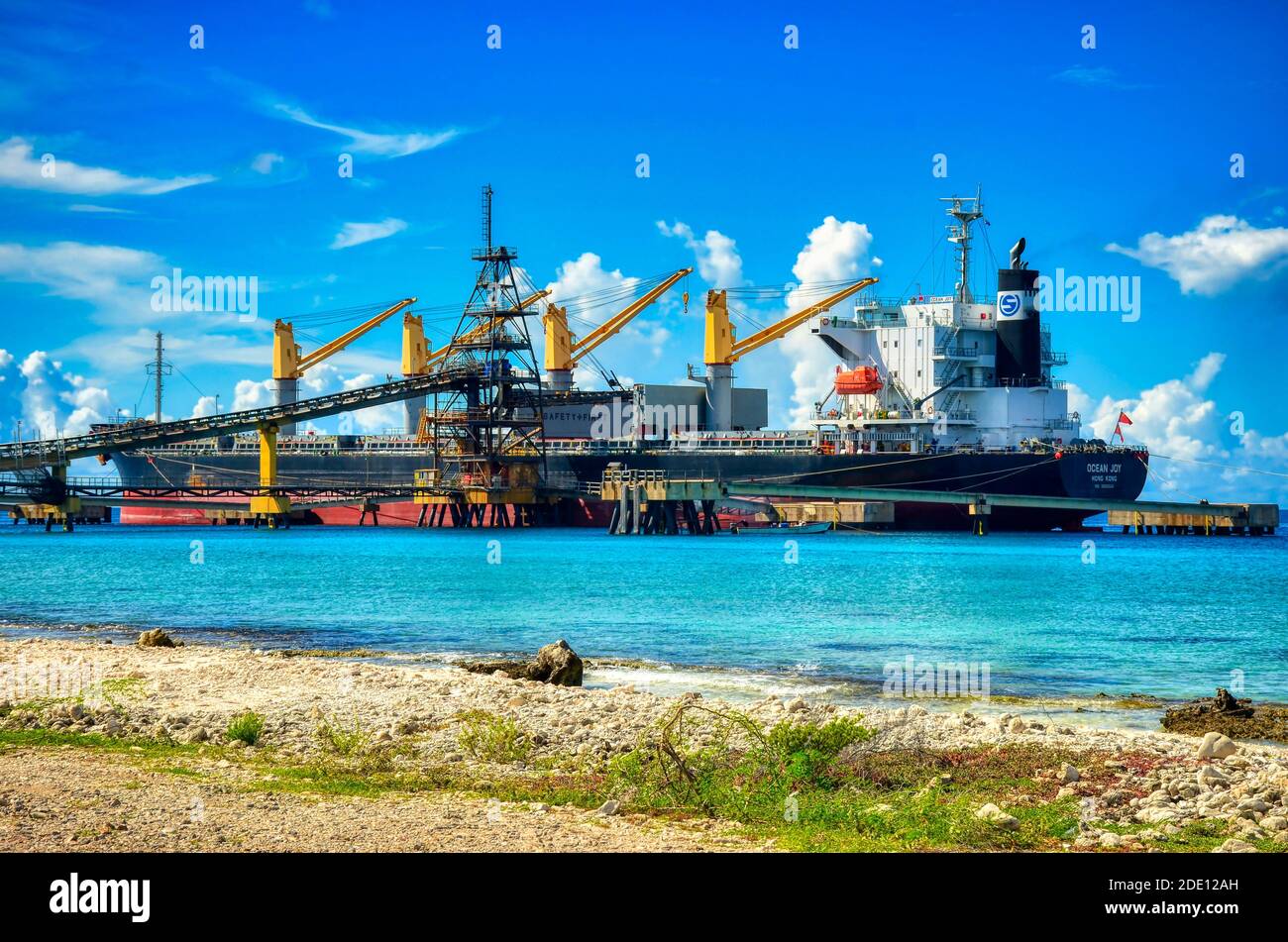 porto delle navi da carico per il trasporto di bonaire salt, paesi bassi. Caraibi Foto Stock