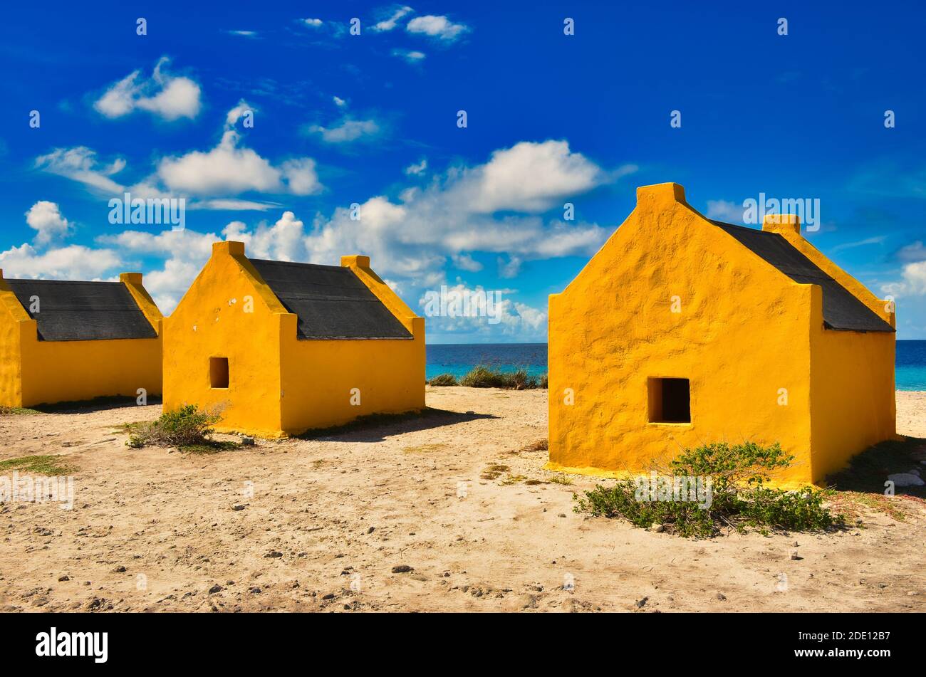 Case schiavi sulla spiaggia di Bonaire, Storia della schiavitù, isola caraibica nei Paesi Bassi atili Foto Stock