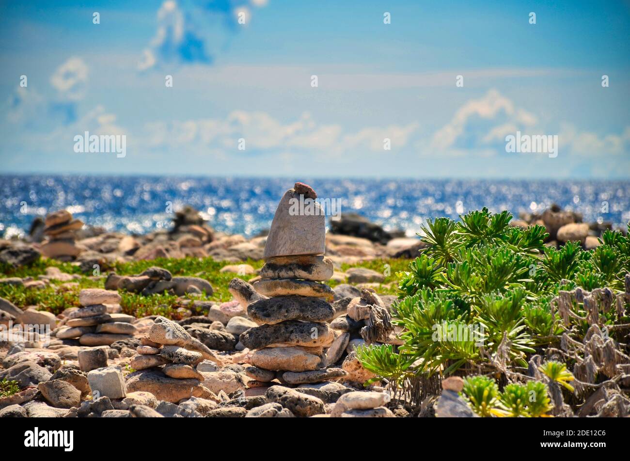 cairn al mare dei caraibi, isola di bonaire, antille abc isola paesi bassi, pietra al mare Foto Stock