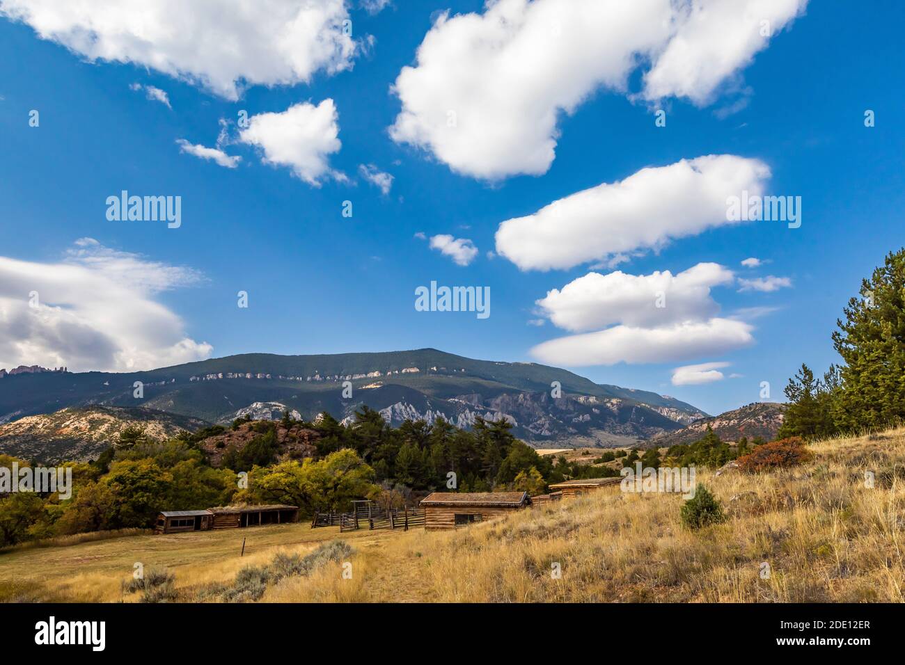 Fienili di bestiame del luogo storico del ranch di Caroline Lockhart, con le montagne di Pryor lontane, nell'area ricreativa nazionale di Bighorn Canyon, vicino Lovel Foto Stock