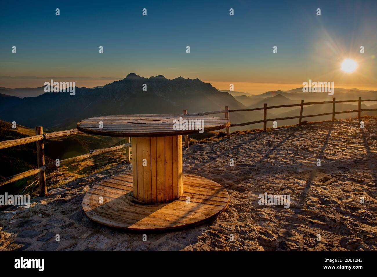 recinzione di sicurezza di rifugio al tramonto Foto Stock