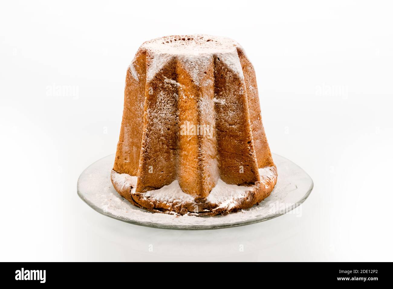 Pandoro, tradizionale dolce di Natale italiano con zucchero a velo isolato su bianco Foto Stock