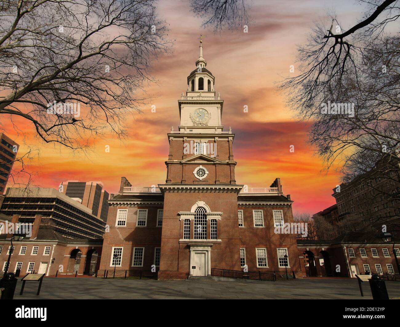 Vista dello storico Independence Hall National Park di Philadelphia con il cielo al tramonto. Foto Stock