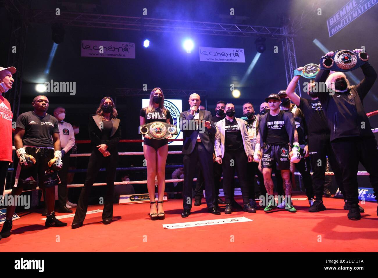 Palasport, Fondi (LT), Italy, 27 Nov 2020, INNO SFIDANTE durante il WBF World Super Featherweaves boxing match tra Magnesi e Kinigamami, Boxe - Photo Renato Olimpio / LM Foto Stock