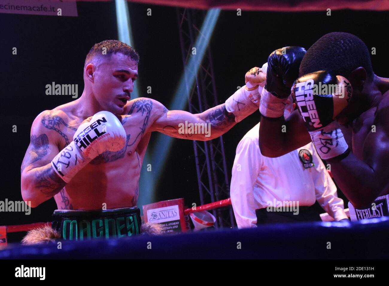 Palasport, Fondi (LT), Italia, 27 Nov 2020, Michael Magnesi (ITALIA ) durante il WBF World Super Featherweaves boxing match tra Magnesi e Kinigamami, Boxe - Foto Renato Olimpio / LM Foto Stock