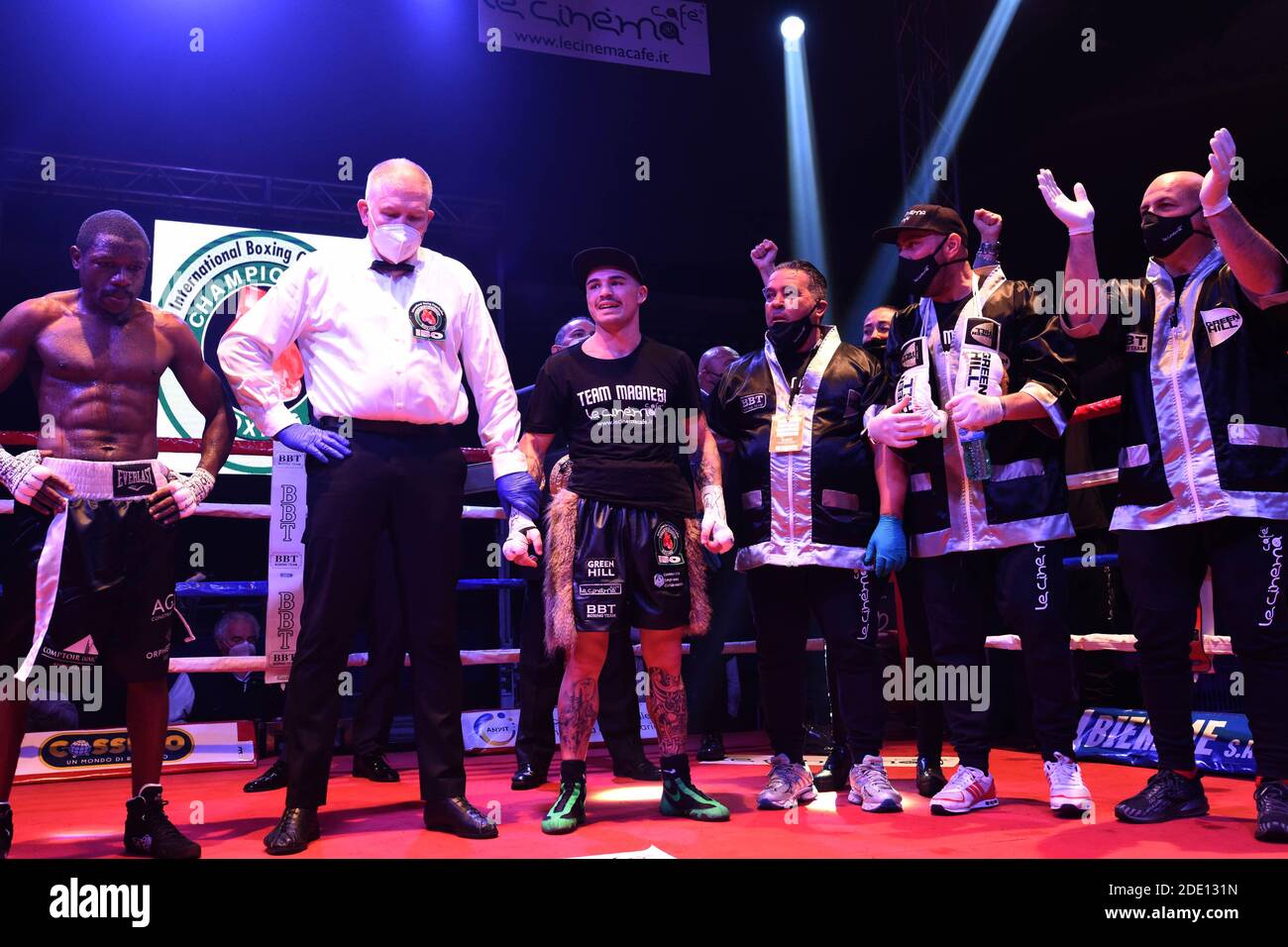 Palasport, Fondi (LT), Italia, 27 Nov 2020, Michael Magnesi (ITALIA ) durante il WBF World Super Featherweaves boxing match tra Magnesi e Kinigamami, Boxe - Foto Renato Olimpio / LM Foto Stock