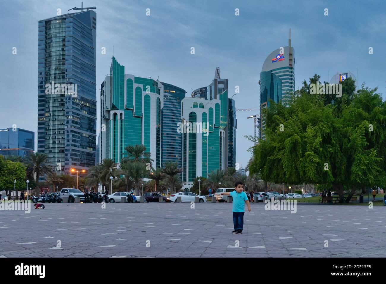 Sheraton Park a Doha Qatar pomeriggio girato con persone che si godono il parco, lo skyline di Doha e le nuvole in cielo sullo sfondo Foto Stock
