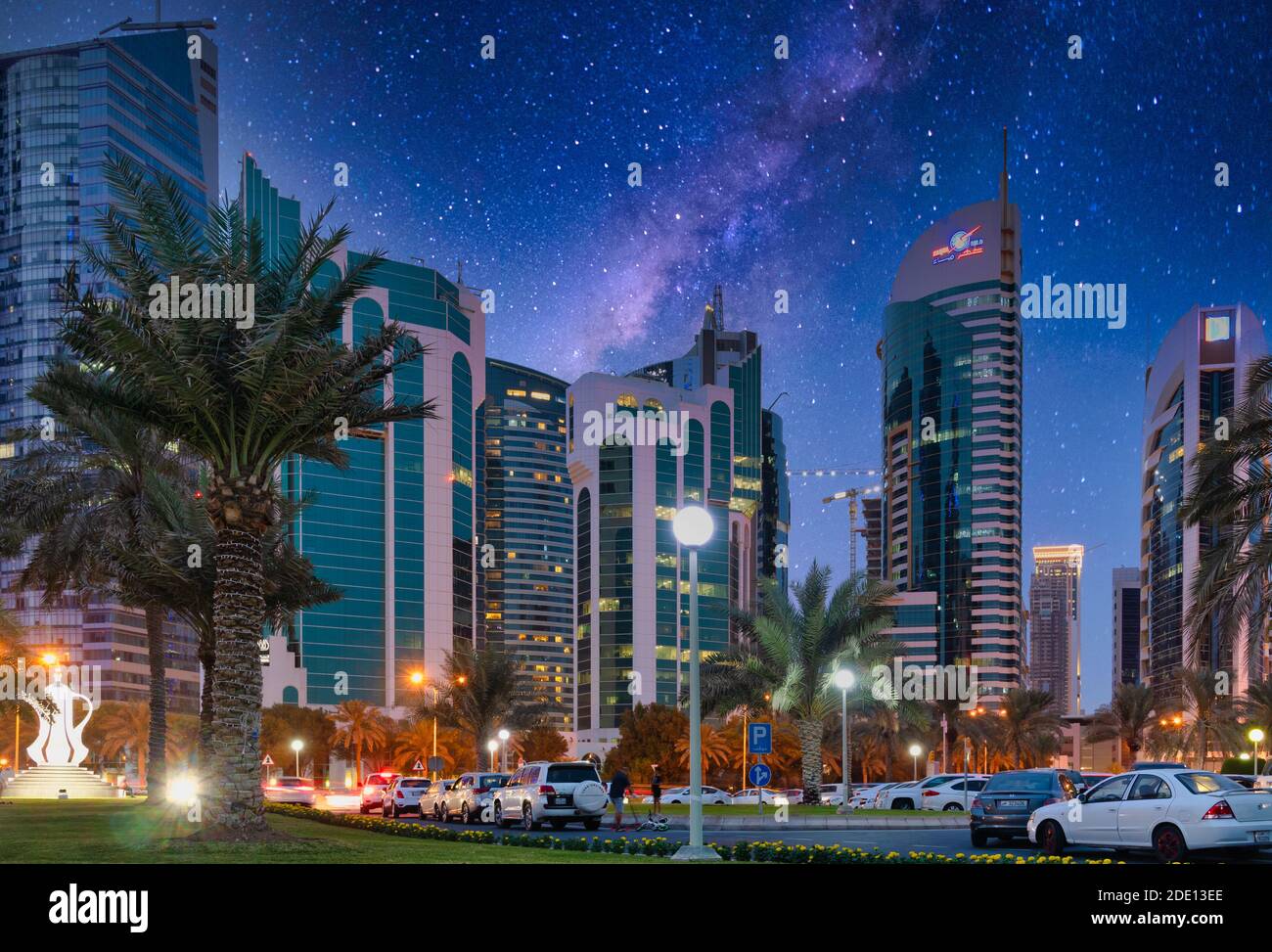 Doha Qatar skyline di notte da Sheraton Park con auto, persone in strada e stelle nel cielo Foto Stock