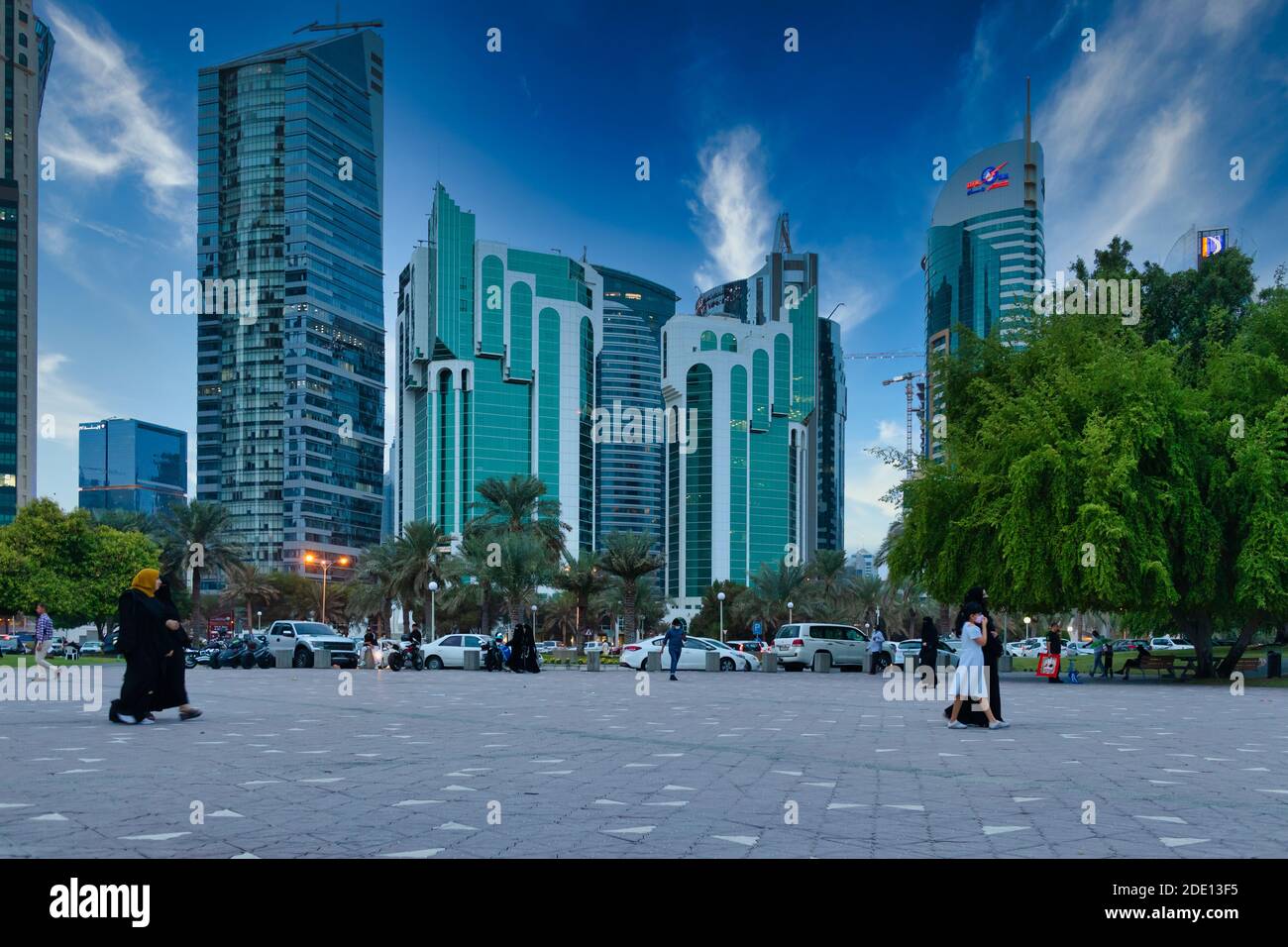 Sheraton Park a Doha Qatar pomeriggio girato con persone che si godono il parco, lo skyline di Doha e le nuvole in cielo sullo sfondo Foto Stock