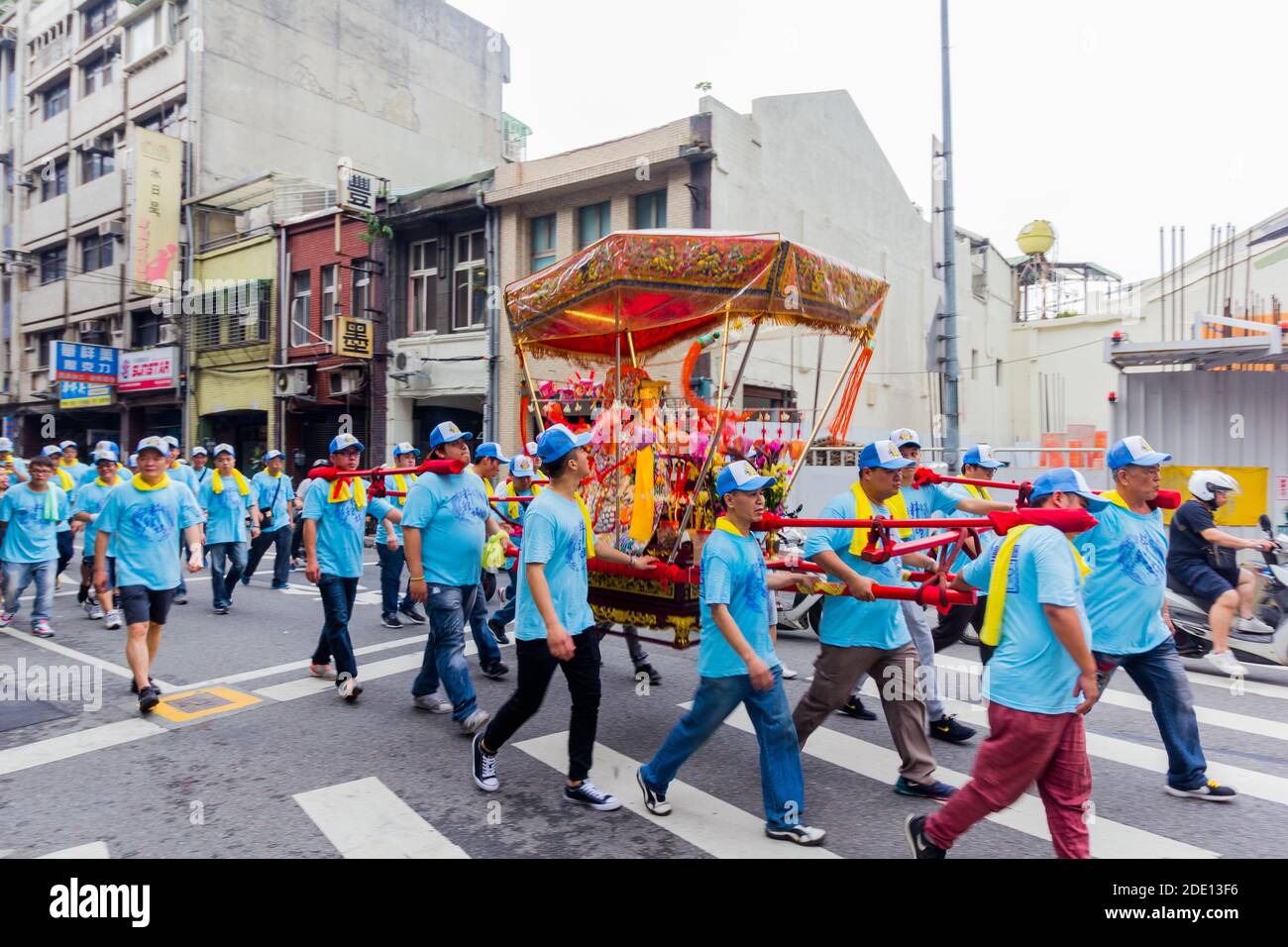 Processione religiosa per le strade durante il Festival culturale di Bao Sheng a Taipei, Taiwan Foto Stock