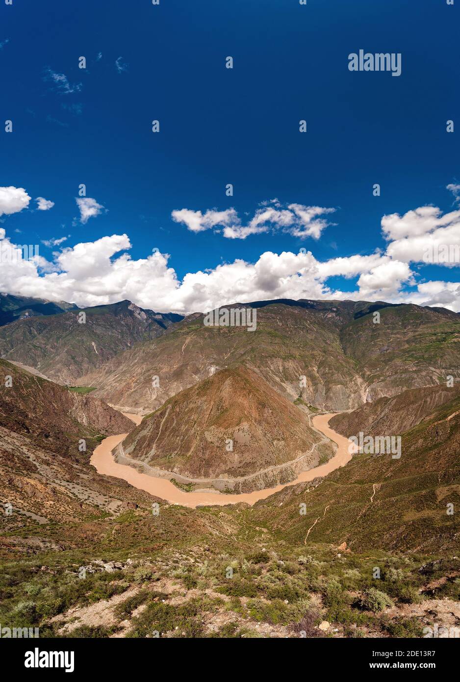 Horseshoe Bend cinese nel fiume Jinsha ('Gold Dust River'), il nome cinese per i tratti superiori del fiume Yangtze. risoluzione alta multi shot Foto Stock