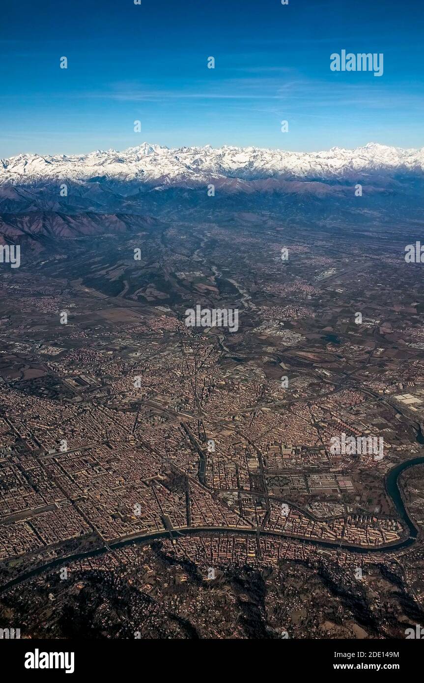 La città di Torino, l'Italia, e la catena montuosa delle Alpi circostanti vista da un aereo in una giornata molto limpida Foto Stock
