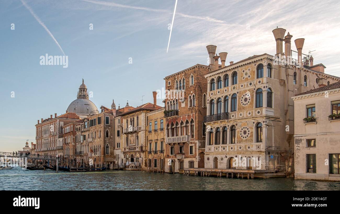 I palazzi sulla riva destra alla fine del Canal Grande, in primo piano Palazzo Dario e Palazzo Barbaro Wolkoff. Venezia, Italia. Foto Stock