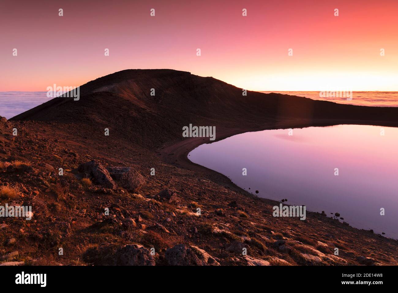 Blue Lake all'alba, Parco Nazionale di Tongariro, Sito Patrimonio dell'Umanità dell'UNESCO, Isola del Nord, Nuova Zelanda, Pacifico Foto Stock