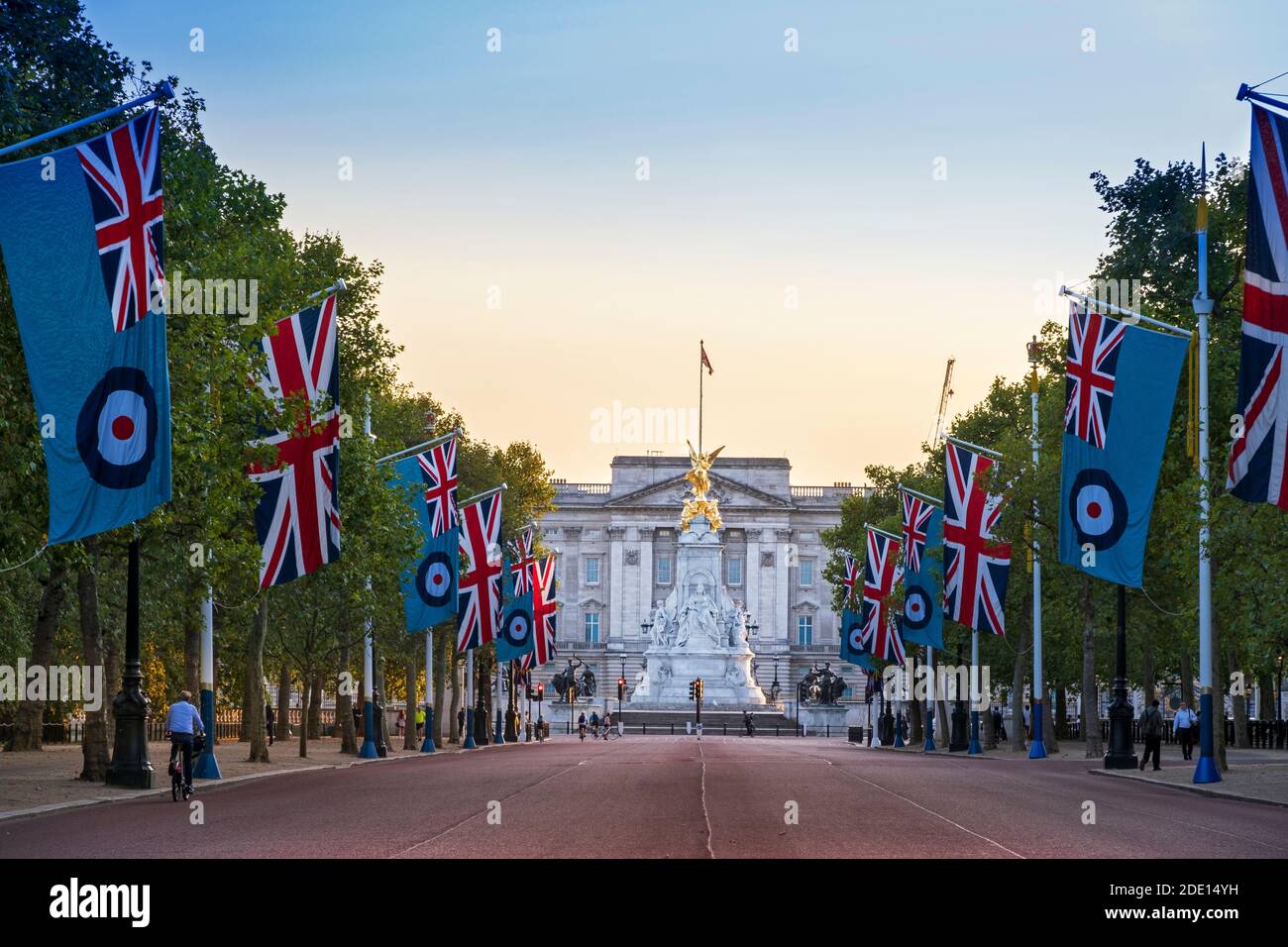 Vista di Buckingham Palace lungo il Mall con bandiere dell'Union e Royal Air Force, Westminster, Londra, Inghilterra, Regno Unito, Europa Foto Stock
