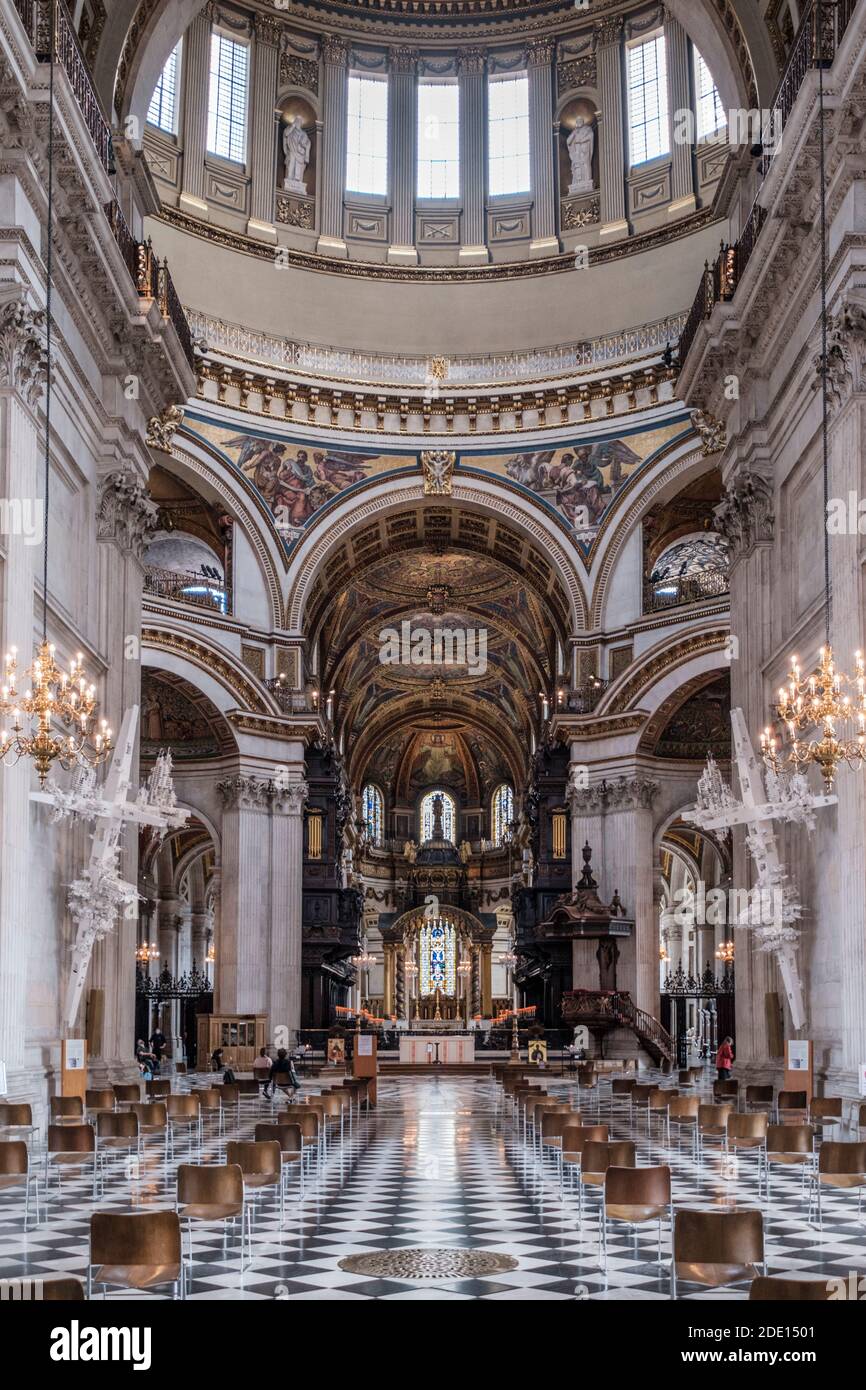 Cattedrale di San Paolo, la navata, il coro e l'altare maggiore che mostrano la cupola di Wren e i mosaici di William Blake Richmond, Londra Foto Stock