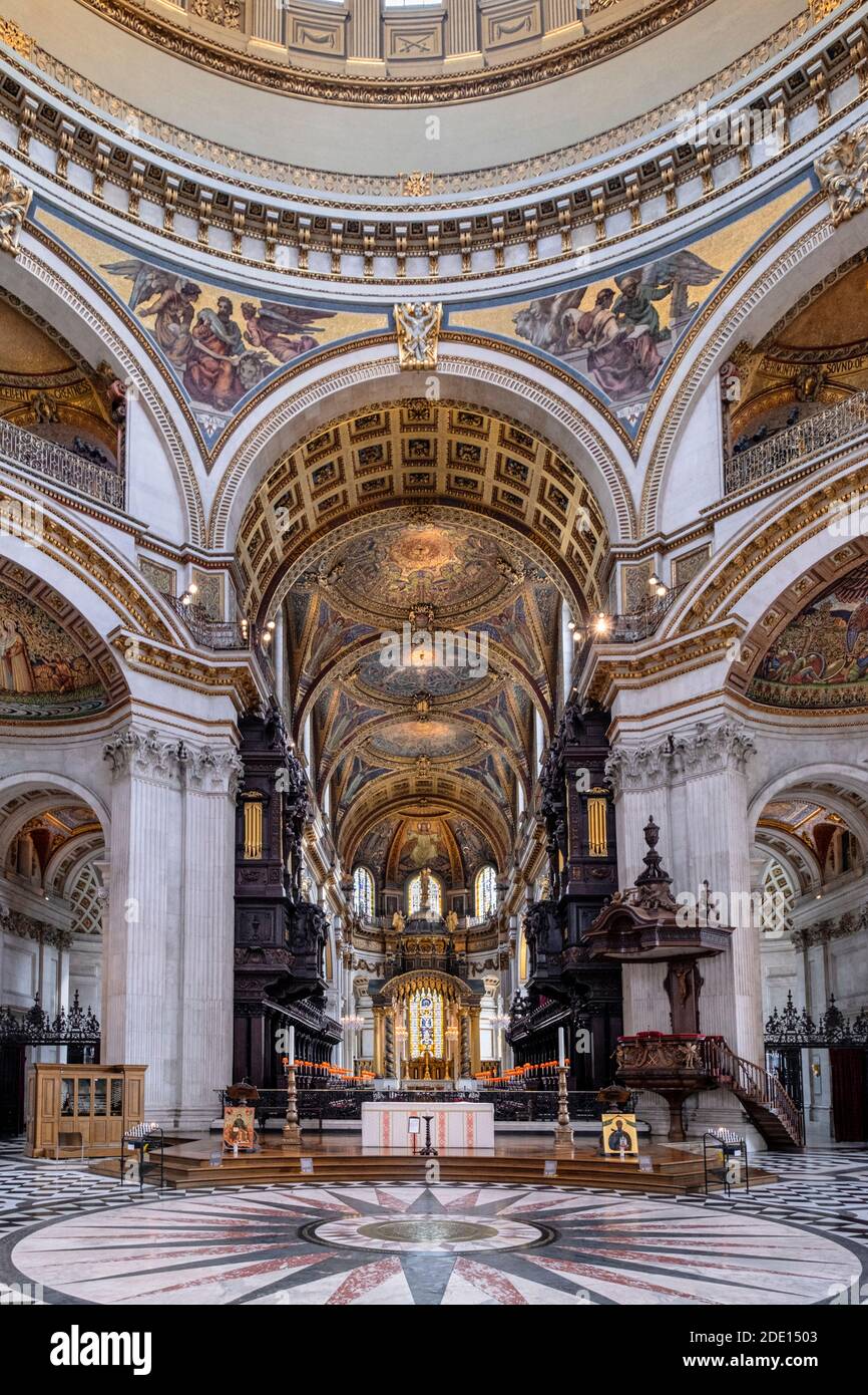 Cattedrale di San Paolo, il coro e l'altare maggiore che mostrano mosaici di William Blake Richmond e sculture in legno di Grinling Gibbons, Londra Foto Stock