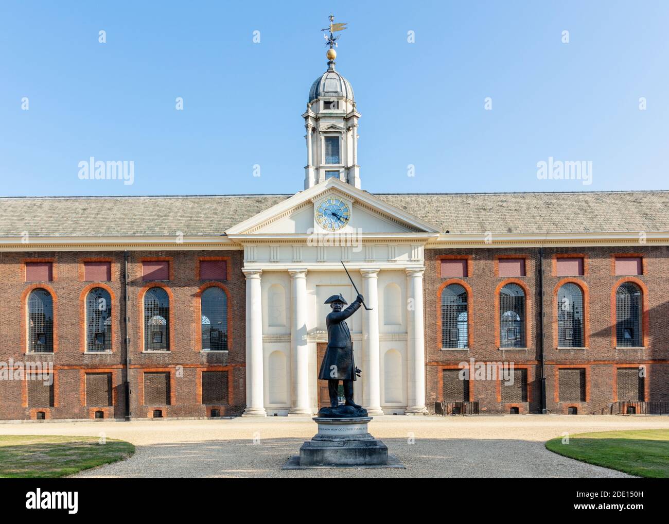 La facciata del Royal Hospital di Christopher Wren che mostra una statua di un pensionato Chelsea, Kensington e Chelsea, Londra, Inghilterra, Regno Unito Foto Stock
