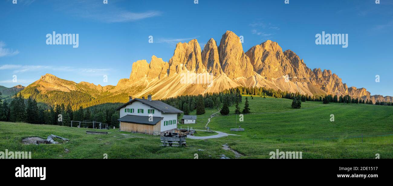 Tramonto sulle cime di Sass Rigais, Furchetta e Odle viste dal rifugio Glatsch Alm, Val di Funes, Alto Adige, Dolomiti, Italia, Europa Foto Stock