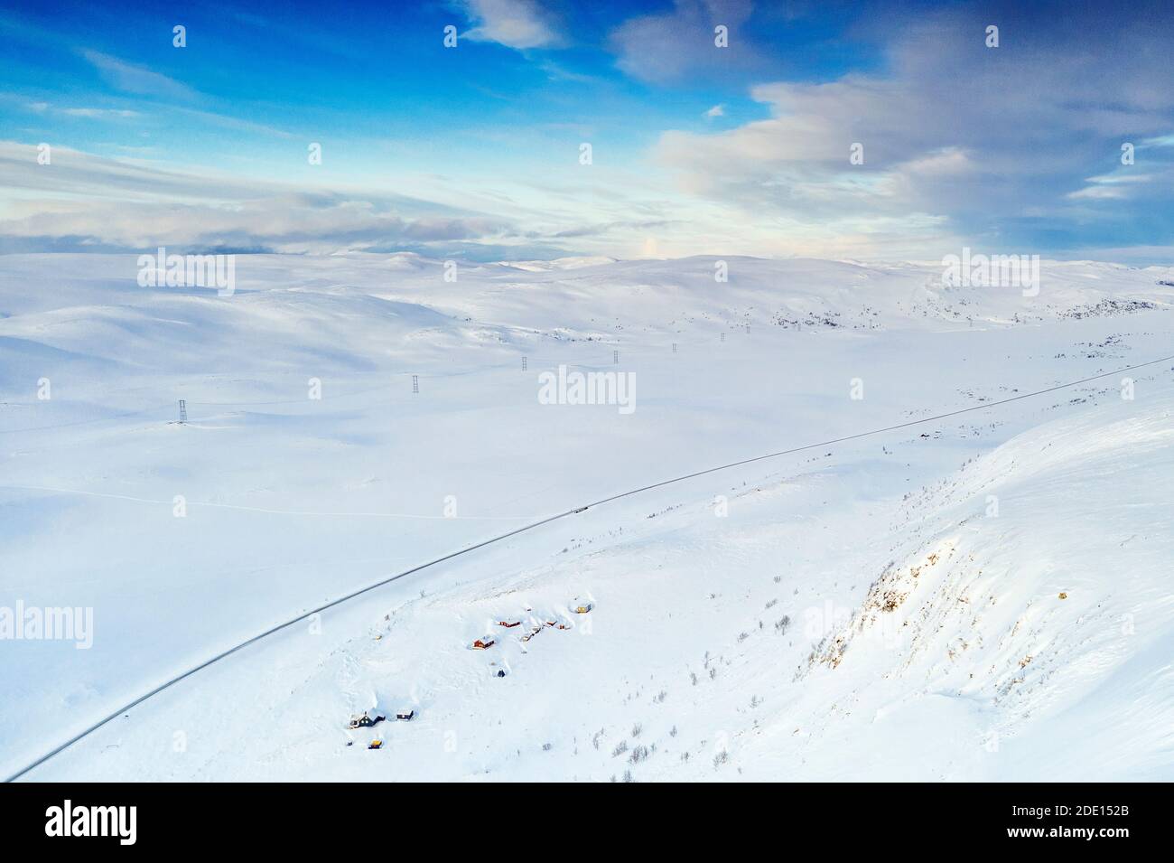 Vista aerea della strada vuota che attraversa le montagne coperte di neve profonda dopo Blizzard, Sennalandet, alta, Troms og Finnmark, Artico, Norvegia Foto Stock