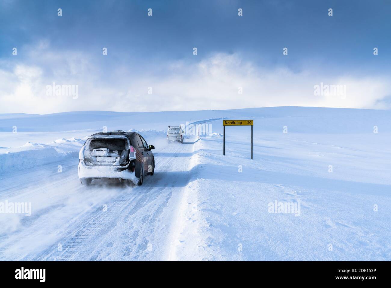 Veicoli fuoristrada che guidano sulla strada ghiacciata verso Nordkapp (Capo Nord) nella neve profonda, Troms og Finnmark, Norvegia settentrionale, Scandinavia, Europa Foto Stock