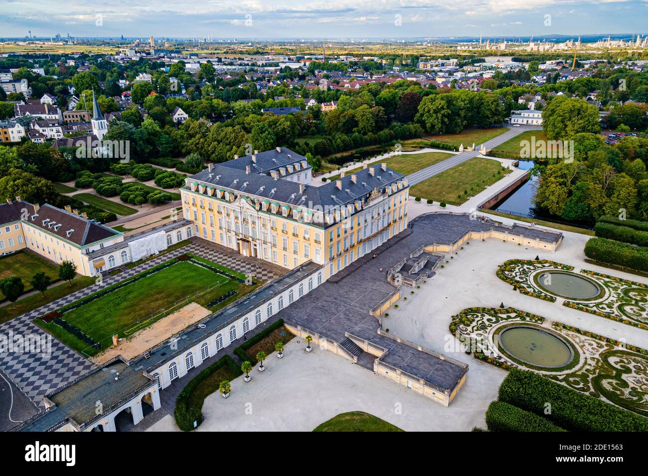 Aereo del Palazzo di Augustusburg, Patrimonio dell'Umanità dell'UNESCO, Bruhl, Nord Reno-Westfalia, Germania, Europa Foto Stock